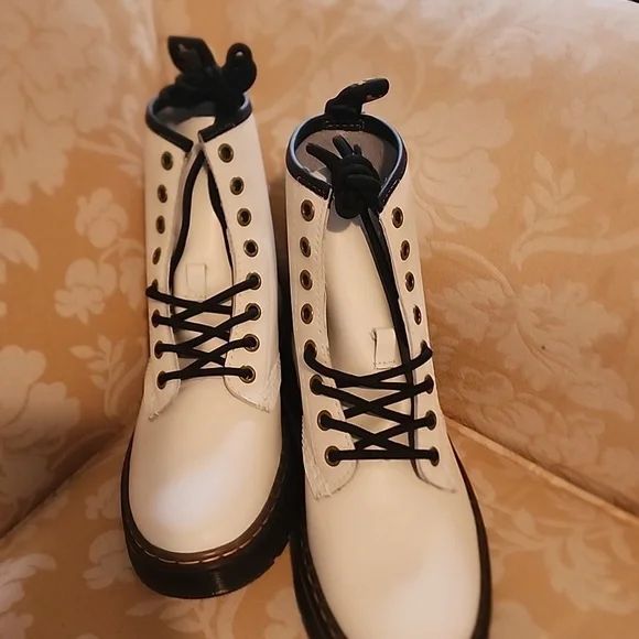 Womans Dr. Airwait Martens NWOT - Picture 13 of 13